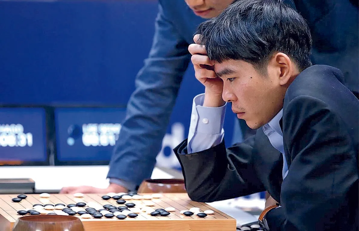 韓國棋手在世界大賽中思考棋局。