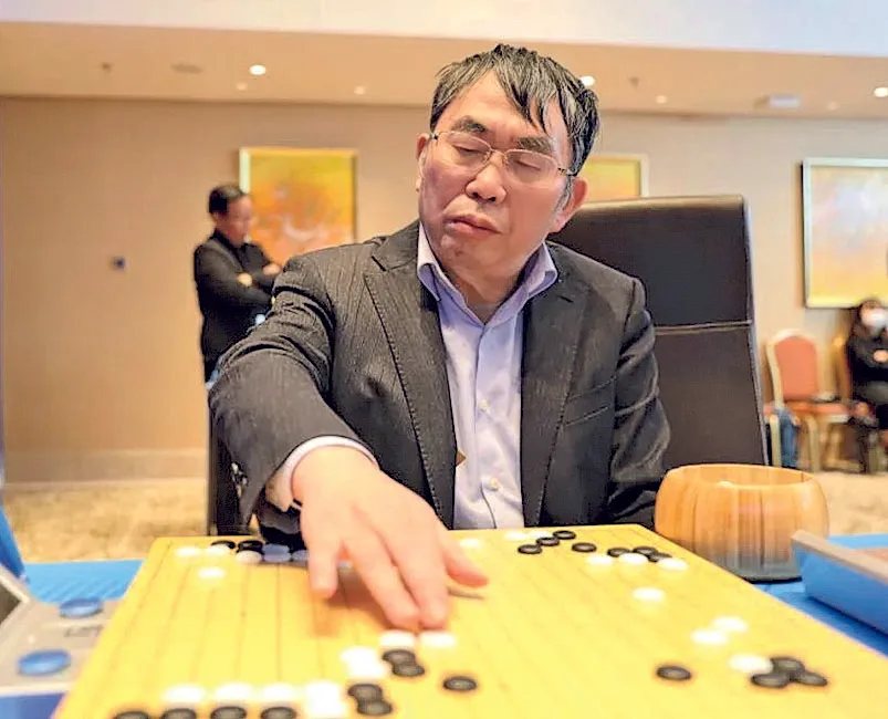 中國棋手在棋盤前落子。