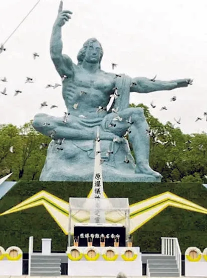 長崎和平公園的和平祈念像。