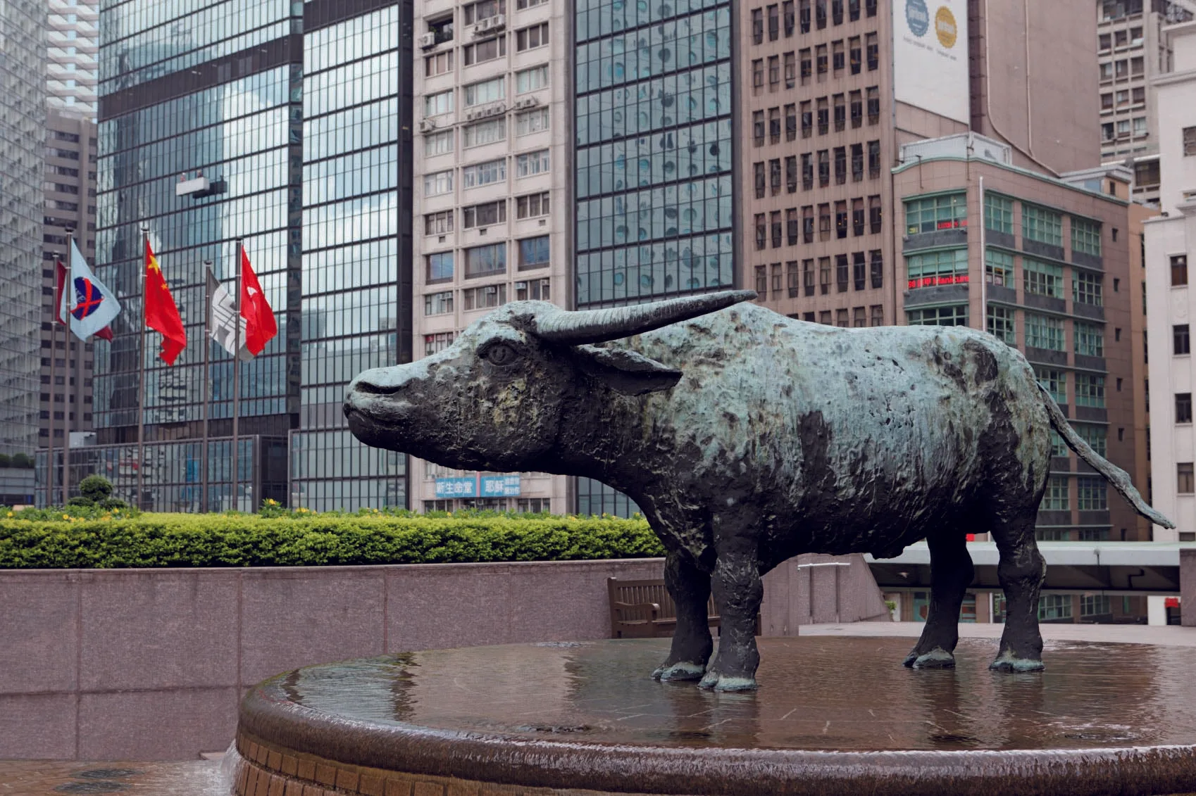 香港中環金融區的牛市雕塑。