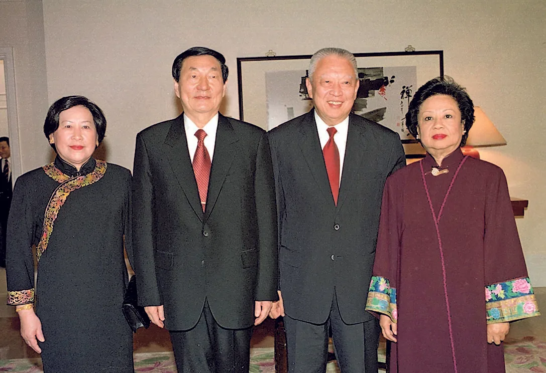 朱鎔基夫婦與美國前總統老布殊夫婦合影。