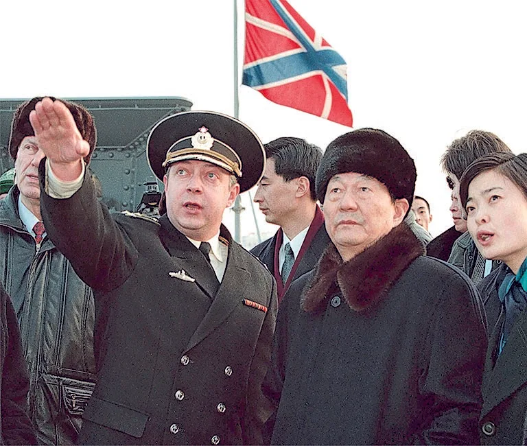 朱鎔基訪問英國期間參觀軍事設施。