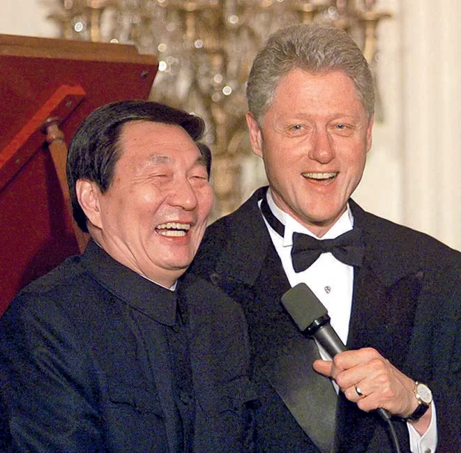 朱鎔基一九九九年訪美期間與克林頓共同出席晚宴。