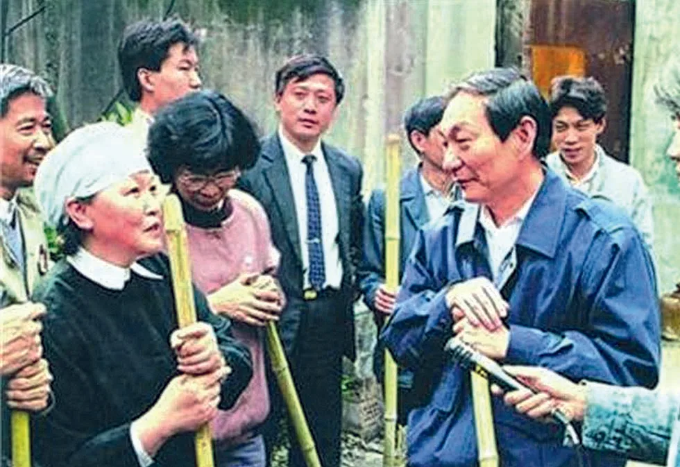朱鎔基在農村考察農業生產。