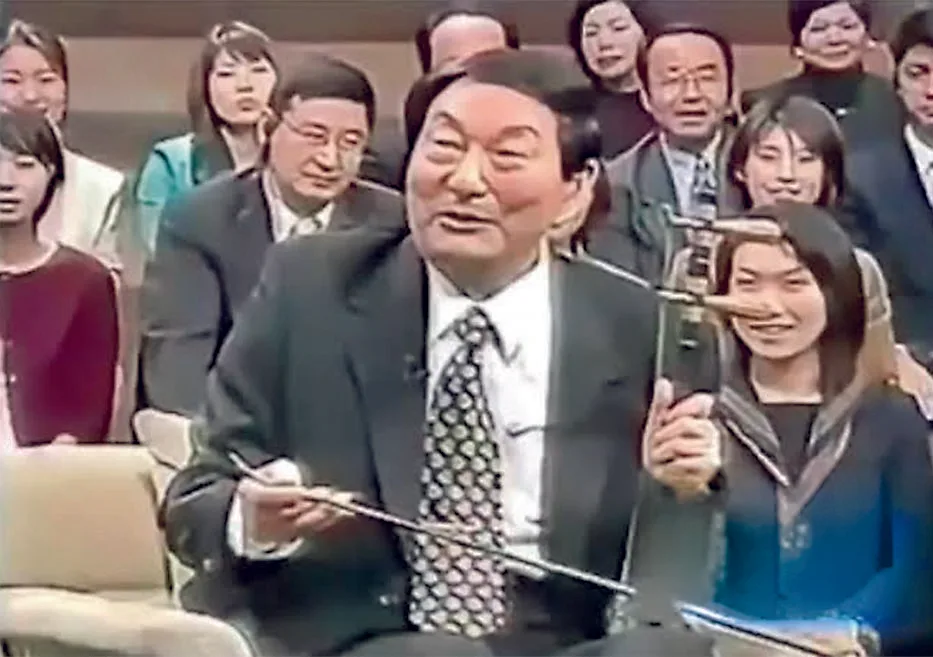 朱鎔基訪日時在日本節目中與民眾溫馨互動。