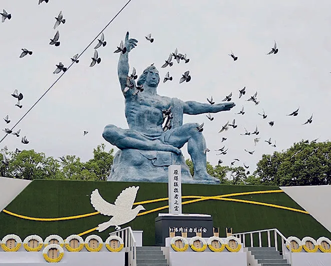 日本長崎和平公園的和平祈念像。