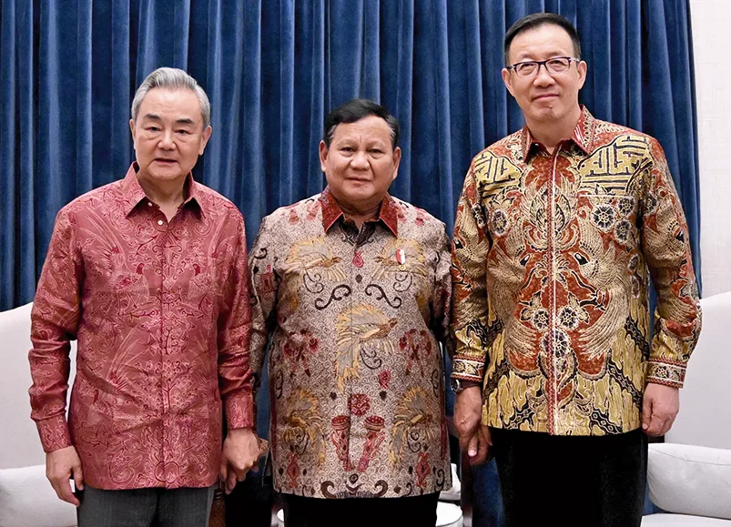 印尼總統普拉波沃（中）會見王毅、董軍。