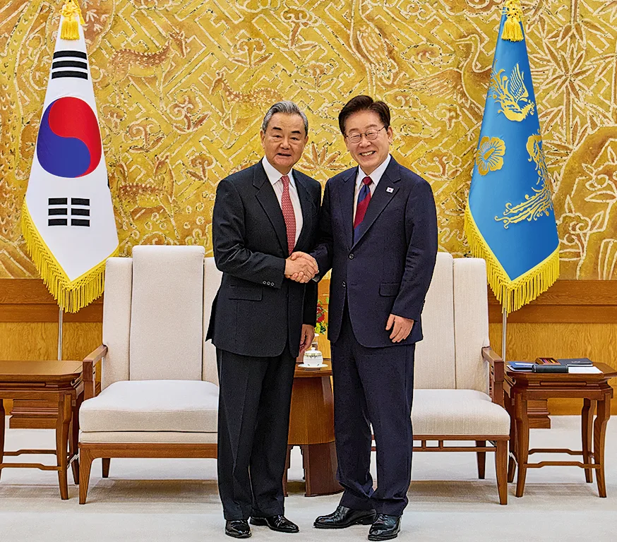中國外交部長王毅與韓國總統李在明會面。